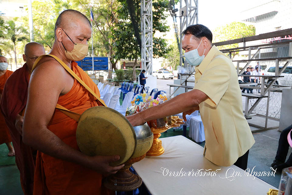 ทำบุญใส่บาตรเทศกาลปีใหม่ 2566